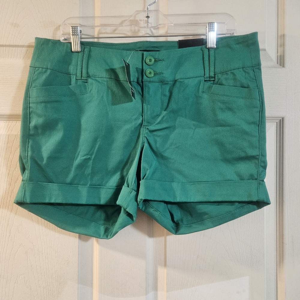 TORRID SATEEN SHORT: GREEN: NEW WITH TAGS: SIZE 10